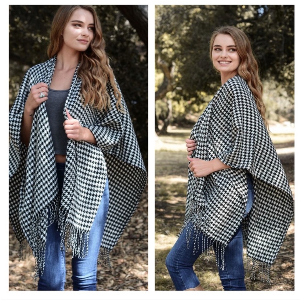 HP ✨Houndstooth Tassel Poncho✨